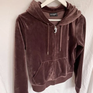 Juicy couture hoodie - Juicy couture hoodie i nyskick!🤎