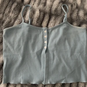 Top - Blå linne från shein men är för stor för mig därför jag säljer!
