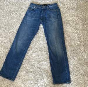 Blåa BLK DNM jeans, väldigt schyssta o snygga jeans, säljer för att de är för små för mig  Modell 21 piké blue  nypris: 1900kr mitt pris: 800kr Priset kan diskuteras vid snabb affär. . Tveka inte på att skriva om du har några frågor!
