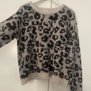 Stickad tröja  - Mjuk stickad leopard tröja från Lindex, helt oanvänd 🫶🏼