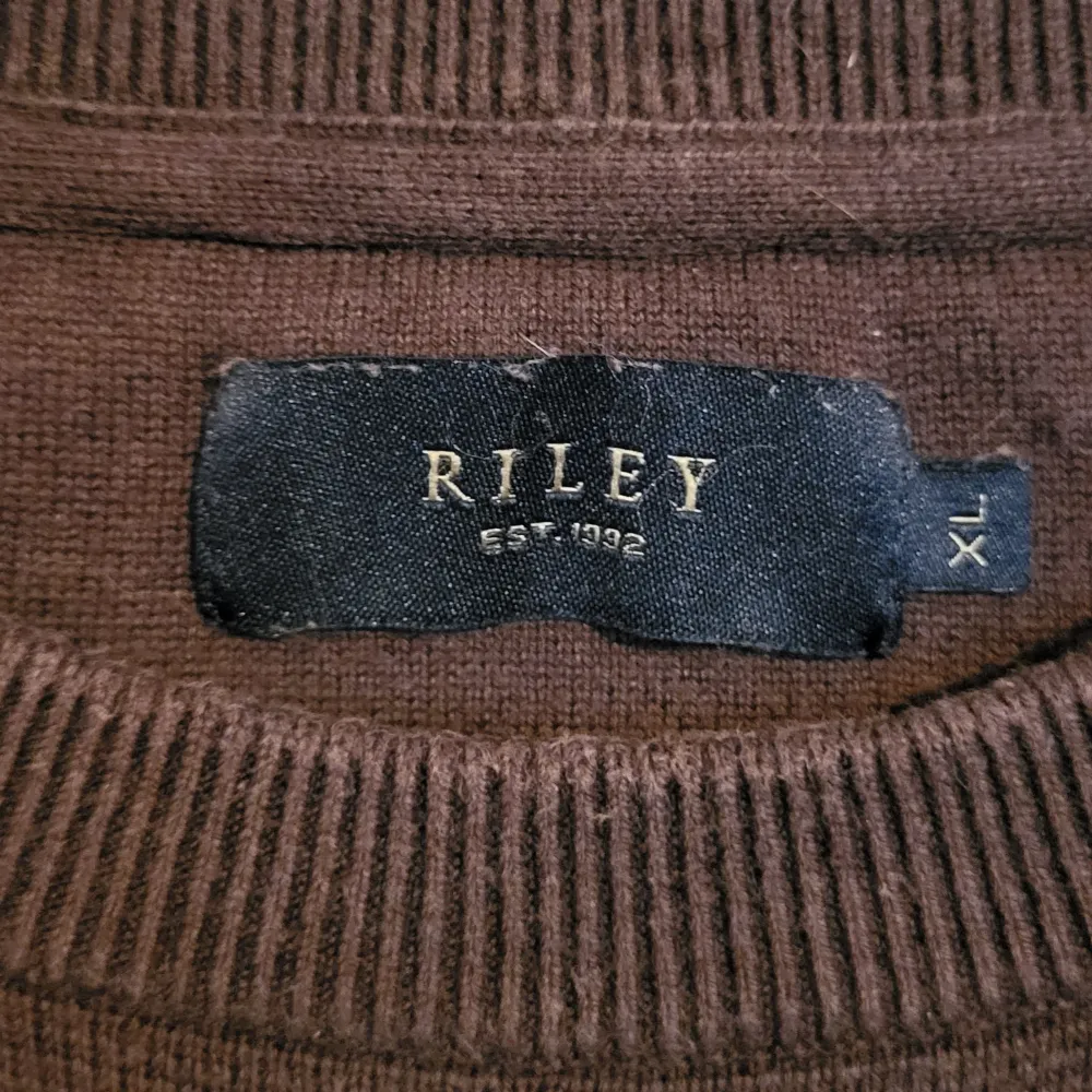 Brun Riley Sweater  Strl: XL, passar som L  Cond: 9/10  Dm vid ytterligare foton eller frågor!.. Tröjor & Koftor.