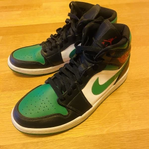 Air Jordan 1 mid pine green - Säljer ett par Air Jordan 1 mid pine green i storlek 44. De är i fint skick, enbart använda ett fåtal gånger!  Äkta såklart, säljer då jag är i behov av pengar