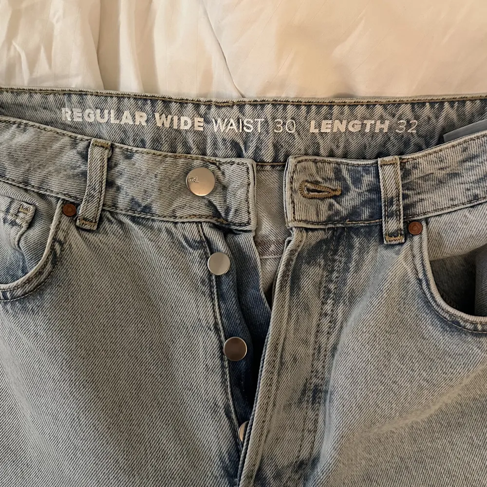 Jeans från BikBok.  Regular Wide, waist 30, length 32 (är 172 cm lång och har vanligtvis 38/40 i jeans). Använd ett fåtal gånger och är i väldigt fint skick! Nypris 599:-. Jeans & Byxor.