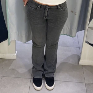 Gina jeans - Super snygga gråa lågmidjade jeans från Gina trickot som knappt är ansvällda, säljer för 400 och köptes för 500❤️storlek 38💕💕💕