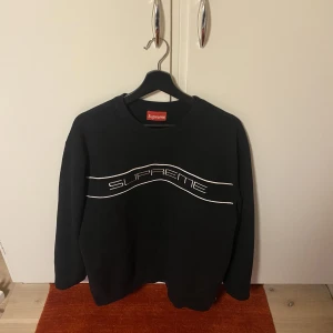 Supreme tröja - Säljer en supreme tröja i storlek m. Den är knappt använd och köptes i Paris 2019 i butiken. Säljs på StockX för ca 3000kr. Kom gärna med bud