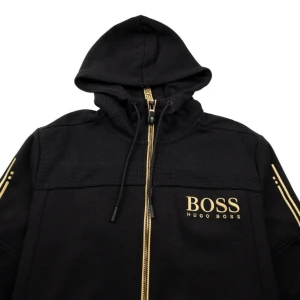 Hugo Boss Zip-up hoodie - Hoodie med dragkedja. Den är i fint skick och bra tyg . Nypris: 1800kr, går inte att köpa längre.