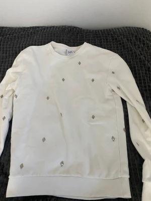 Zara tröja  - Säljer min vita tröja från zara, använd enstaka gånger. 