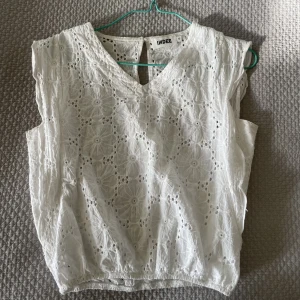 Vit sommar top - Superfin sommar top från märket INDEE säljer pga att den inte kommer till användning. Skriv om ni har frågor❤️