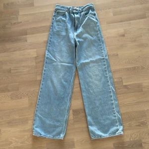 Levis jeans High loose - Säljer Levis high loose strlk 26. Längd 33. Snygg ljus blå tvätt. Använda 1 gång men passade inte dottern.