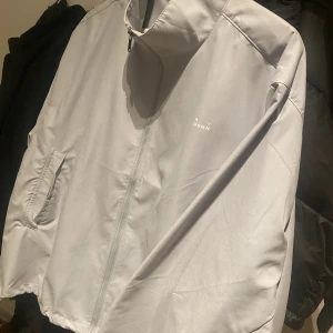 Vindjacka  - Jacka från Alice Stenlöfs märke, A - DSGN