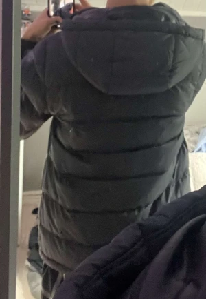 Gant jacka - Skön jacka som är 9/10 skick bra nu för vintern. Retail är 3200 säljer för 1199.