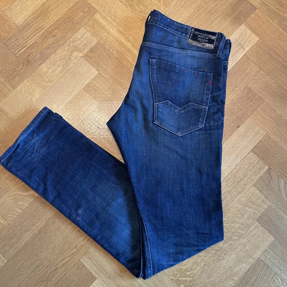 Jeansen är från Replay i modellen waitom | Storlek: 33/34 - Skicket på jeansen är mycket bra, finns inga defekter | Mitt pris: 500kr - Nypris: 1599kr. . Jeans & Byxor.