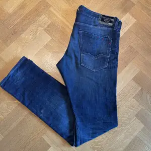 Jeansen är från Replay i modellen waitom | Storlek: 33/34 - Skicket på jeansen är mycket bra, finns inga defekter | Mitt pris: 500kr - Nypris: 1599kr. 