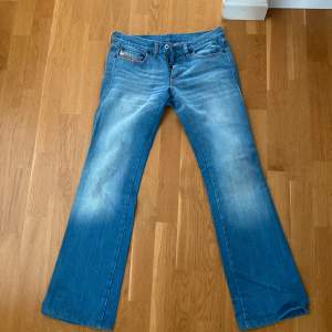 Säljer nu dessa diesel industry jeansen då de var alldeles för små för mig i midjan!!💓Jättefin kvalitet, och bra jeans material. Passar perfekt på mig i längden som är cirka 162 💓 Midjemått: 36cm Innerbenslängd: 76 Tryck gärna på köp nu!!❤️
