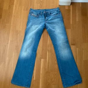 💓Lågmidjade Diesel Jeans💓 - Säljer nu dessa diesel industry jeansen då de var alldeles för små för mig i midjan!!💓Jättefin kvalitet, och bra jeans material. Passar perfekt på mig i längden som är cirka 162 💓 Midjemått: 36cm Innerbenslängd: 76 Tryck gärna på köp nu!!❤️
