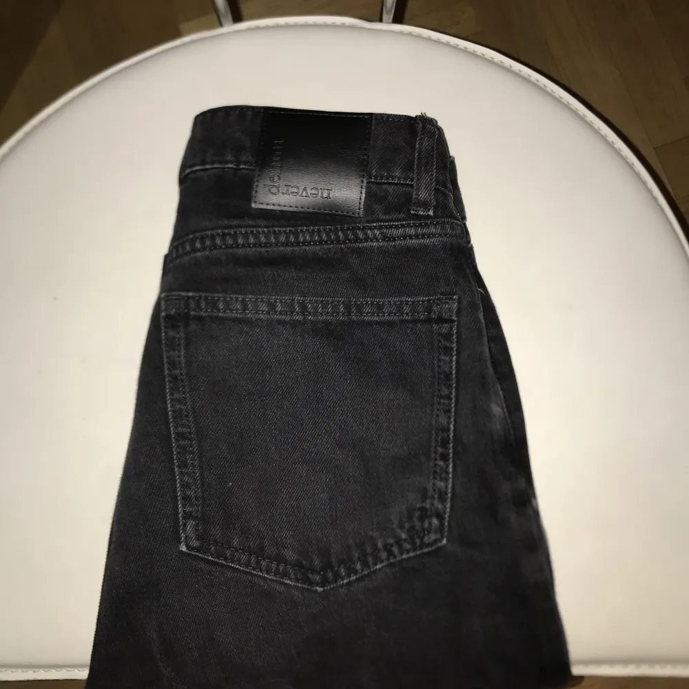 Högmidjade svarta jeans från bikbok, väldigt fint skick, storlek 24 och längd 32. Nypris 599kr. Jeans & Byxor.