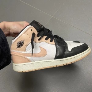 Jordans - Jordan skor i 1 air modellen, storlek 38,5 🩷 De är använda men i fint skick, lite mer rosa i verkligheten än vad färgen på bilden visar 🩷 köpta på pardon my kicks i Göteborg 