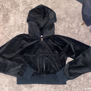 Svart kofta  - Svart croppad velour kofta i storlek M, passar även S. Använd några enstaka gånger och kommer ej till användning längre. Köpt på h&m för 249kr. 
