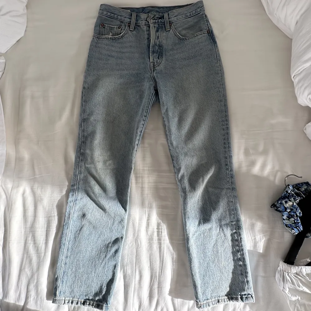 Ljusblåa Levi’s jeans 501. Använda ett fåtal gånger💕 Står inte storlek men passar någon som har xs/s i storlek. Vid frågor är det bara att höra av dig!. Jeans & Byxor.