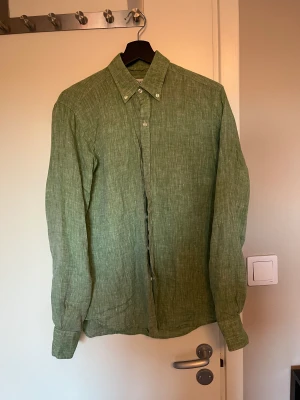 John Henric Skjorta - Linneskjorta av märket John Henric. Bra skick, knappt använd