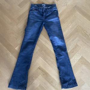 Flared lowwaist jeans från LTB i strl 26x32. Använda vid väldigt få tillfällen och i väldigt fint skick. 