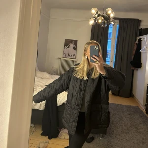 Svart jacka - Säljer denna jackan ifrån Gina Tricot som jag köpte förra året! Den är i storlek L men sitter snyggt om man vill ha den over size och vanligtvis har S💖