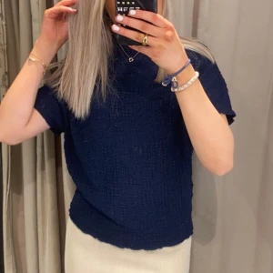 Zara t-shirt - Fin t-shirt ifrån zara, säljer då den inte används av mig längre, bra skick😇😇