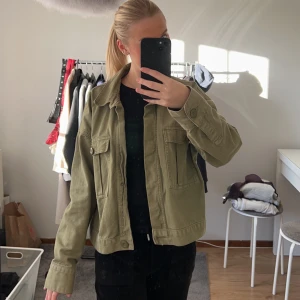 JeansJacka  - Hej, säljer min jacka då jag har köpt en ny så denna jackan kommer ej till användning längre, kommer it ihåg vart den är ifrån men är i nyskick, jag är stolek S men jackans storlek är M så den passar båda 