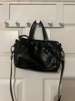 Väska - Svart liten väska från Zara!