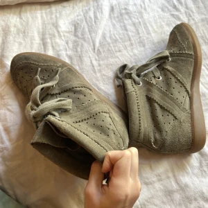 Isabel Marant skor  - Säljer mina ”låga” Isabel Marant skor, ”Bobby sneaker” i khaki. Har använts och slitits lite men är i bra skick. Sista bild är mina egna skor (Skriv för fler bilder). Nypris ca 6000. 