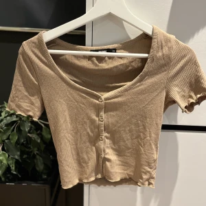 Bikbok tröja - En jättefin brun tröja från bikbok knappt använd. Storlek Xs men skulle säga att den passar mer som S då den var lite för stor för mig. Bra skick! Köparen står för frakt ☺️