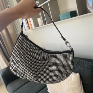 Liten glittrig väska - En väska från h&m. Använd 2-3 gånger.