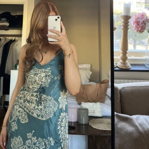 Kort mönstrad klänning - Snöret fungerar ej💕kort och liten i storleken!