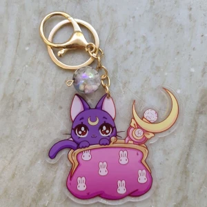 Nyckelring Sailor Moon. Luna  - Söt nyckelring inspirerad av Sailor Moon. Akrylfiguren är som bredast 8 cm. 