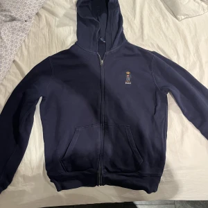 Polo Ralph Lauren zip hoodie  - Ralph Lauren- Polo Bear.  Mörkblå Zip hoodie med Polo Bear. Passform storlek S Herr.  Pris kan diskuteras vid snabb affär