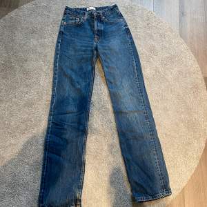 Mid waist jeans mörkblå från zara Storlek 32 Säljer för att de inte används längre