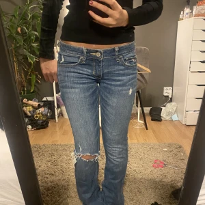 Lowwaist jeans  - As snygga utsvängda low waist jeans men hål, dem är använda ish 2 gånger då dem inte passar mig så bra💙