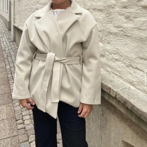 Kort kappa  - En super fin knappt använd kappa från missäy 🤎 perfekt nu till hösten ⭐️