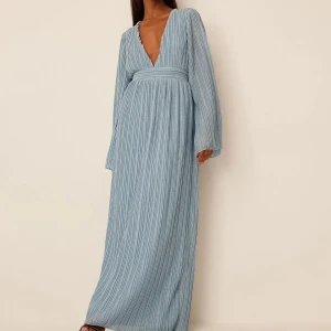 Balklänning - Glittrig balklänning från Moa Mattssons kollektion med NA-KD!! Helt perfekt, storlek XXS men passar XS/S också 🤩Slutsåld överrallt. Den perfekta balklänningen! 😍😍 (Endast använd vid ett tillfälle)