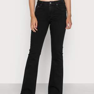 Full lenght flared jeans från Gina tricot. Säljer pga för stora. Kontakta för fler bilder. Nypris 499