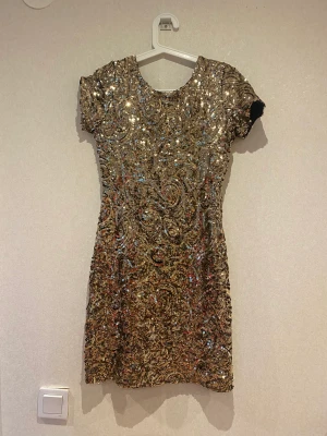 Klänning  - Säljer min glitter klänning då den inte kommer till användning. Perfekt nu knför fester och nyår helt som nu. Ny pris 900kr säljer för 400kr pris kan diskuteras 