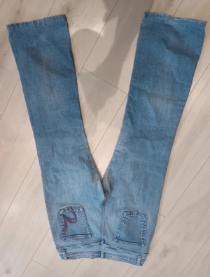 Jeans - Jätte snygga utsvängda jeans. Dom är lite stretch. Aldrig använda. Säljer då dom är för korta för mig. 