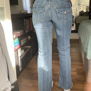 Lågmidjade jeans - Supersnygga lågmidjade Jeans från HM! I mycket bra skick!😍 Midjemått (byxor platta och måttet från sida till sida gånger 2): 78 cm Innerbensläng: 78 cm 
