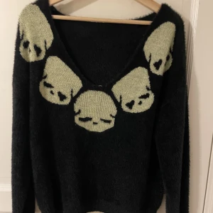 Stickad Tröja  - Säljer denna skit cola tröjan! Materialet är otroligt mjukt och fluffigt! Skriv om du vill ha fler bilder🖤