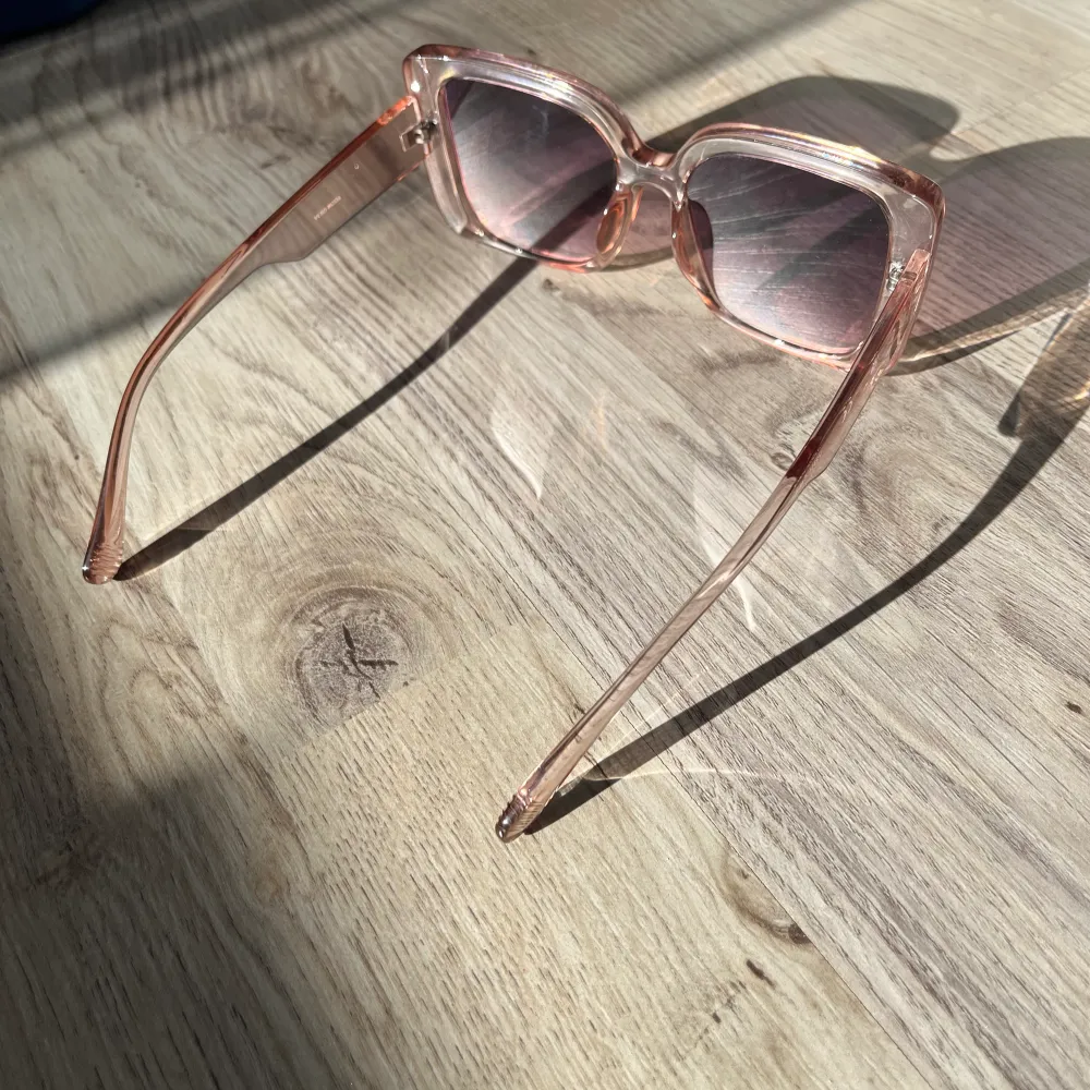 Solglasögon från Vero mosa, köpta i somras och använda fåtal gånger. Rosa/gammalrosa färg kan man säga. Accessoarer.