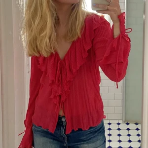 Rosa blus - Säljer denna topp från Zara! Älskar den men kommer tyvärr inte till användning! Köpt förra sommaren men bara använd en gång