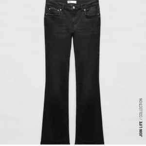 Zara Low waist bootcut - Säljer mina populära low waist bootcut jeans från Zara, dom är köpta från Plick och passar inte mig då dom är lite för korta för min smak. Jag har aldrig andvänt dom utan bara provat. Jag är 168 för referens! Skriv om du vill ha fler bilder!!