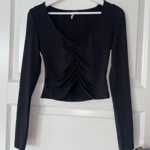 Svart tröja  - Säljer denna fina svarta tröjan då den inte passade som jag ville. 💞