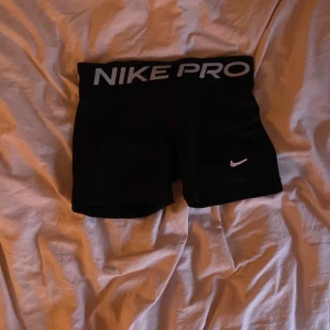 Nike pro shorts - Nike pro shorts i fint skick! Använd bara några ggr😊 Kanten är lite neråtvikt. Nike märket håller också på att lossna.
