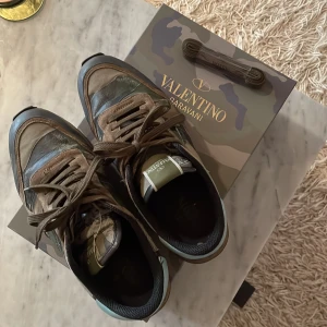 Valentino rockrunners - Valentino garavani rockrunners i grönt i använt skick se tredje bild för slitage. Nypris är 6500, Box och dustbag samt oanvända skosnören följer med. Pris kan diskuteras vid snabb affär.
